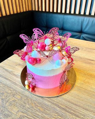 ✨ Motýlí sen na talíři ✨ Něžný dort v růžovo-bílých tónech, zdobený jemnými motýly a perličkami, které mu dodávají...