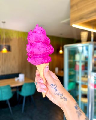 💜 Dračí ovoce v podobě naší kopečkové zmrzliny – osvěžující, exotické a nepřehlédnutelně růžové! 🌸🍦 Kdo by odolal? 😍⁠...