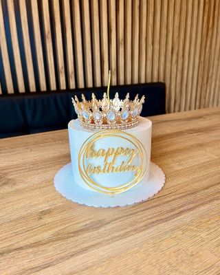 Exkluzivní dort v bílo-zlatém provedení. Protože oslavy si zaslouží noblesu. 👑💛 #CrownCake #CakeQueen #PrincessCake...