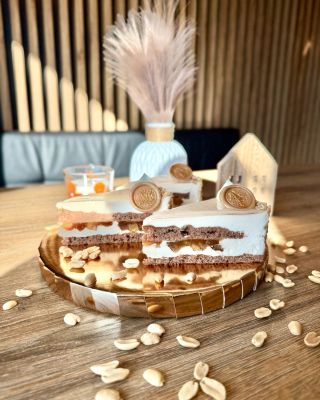 👑 Prince 👑 Ušlechtilá kombinace skořicového korpusu, nadýchaného arašídového mousse a kousků šťavnatých jablek 🍏🥜 Sladký,...