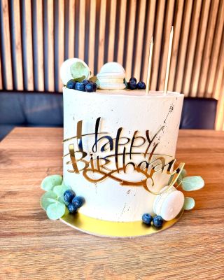 ✨ Kouzlo v každém kousku ✨ Bílý krém, zlaté detaily, šťavnaté borůvky 🫐, voňavý eukalyptus 🌿 a něžné makronky 💛...