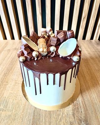 🍫✨ Sladká radost, která nikdy nezklame! Náš Kinder dort je ideální kombinací čokolády a dětské nostalgie. Kdo by mu...